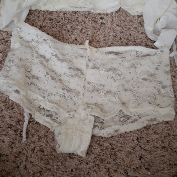 Lingerie set. Never worn. Ivory color - Picture 3 of 4